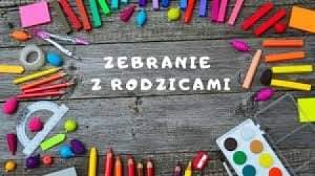 Grafika informacyjna przedstawia zaproszenie na zebranie z rodzicami. Na tle drewnianej powierzchni rozmieszczone są różnorodne przybory szkolne, które symbolizują edukację i kreatywność. W centralnej części grafiki widnieje biały tekst ZEBRANIE Z RODZICAMI, który jest wyraźny i czytelny. Kolorowe przybory. Wokół tekstu rozmieszczone są kredki, mazaki, farby, temperówki i inne akcesoria plastyczne, co nadaje grafice dynamiczny i kreatywny charakter.    Drewniana powierzchnia dodaje naturalności i kontrastuje z żywymi barwami przyborów.